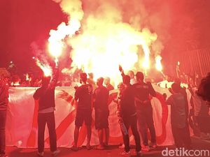 Manajer Persebaya Semprot Suporter soal Flare-Spanduk