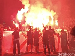 Manajer Persebaya Semprot Suporter soal Flare-Spanduk