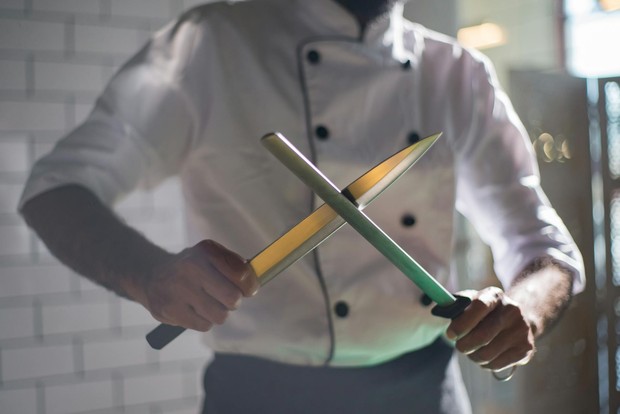 Cara merawat pisau agar tidak cepat tumpu/Foto: Pexels.com/Kampus Production Merawat pisau dengan benar bisa membantu menjaga ketajamannya lebih lama. Selain lebih aman, aktivitas memasak juga menjadi lebih nyaman dan efisien.