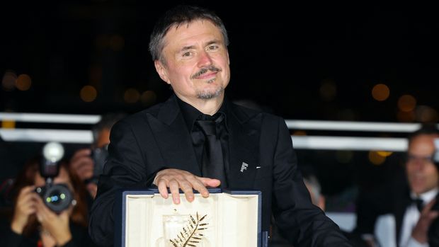Cristian Mungiu Romanian director, screenwriter and producer Cristian Mungiu poses with the trophy during a photocall after winning the Palme d'Or for the film