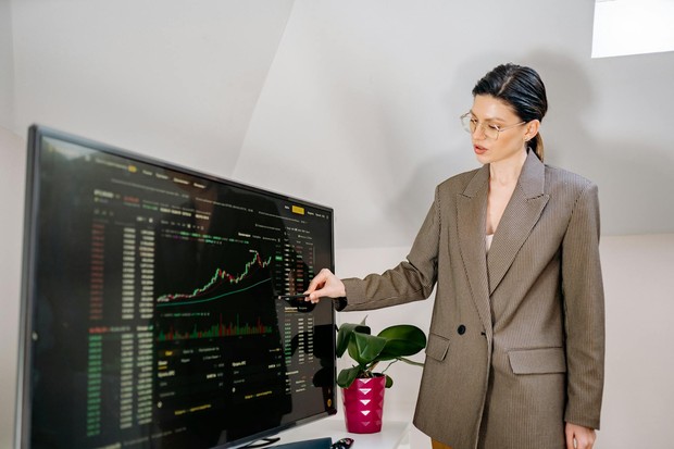 Jurusan kuliah ekonomi dan keuangan membantu seseorang memahami pasar, investasi, dan pengelolaan uang. Banyak investor kelas dunia berasal dari bidang ini.