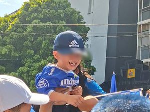 Susah Payah Polisi Evakuasi Bayi & Anak-anak dari Kerumunan Bobotoh