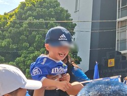 Susah Payah Polisi Evakuasi Bayi & Anak-anak dari Kerumunan Bobotoh