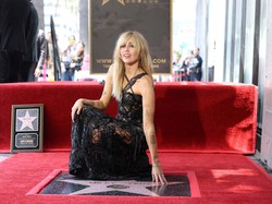 Terima Bintang Walk of Fame, Miley Cyrus Pakai Gaun Jadul Versace