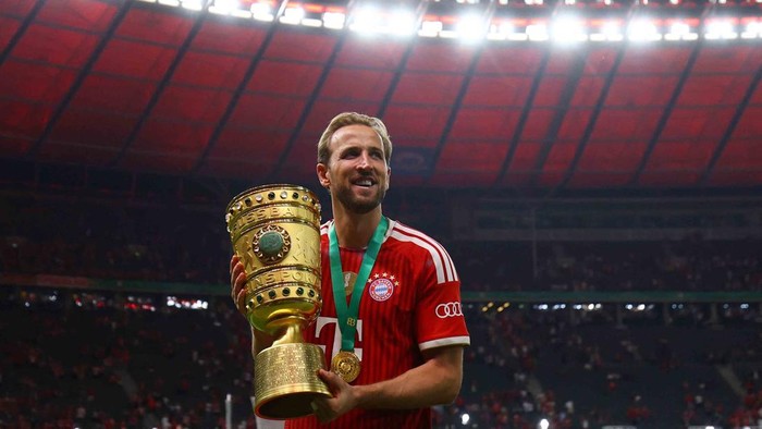 Klub raksasa Jerman, Bayern Munich, sukses menutup musim 2025/2026 dengan raihan dua gelar setelah menjuarai DFB-Pokal. Die Roten memastikan trofi usai menaklukkan VfB Stuttgart dengan skor telak 3-0 pada partai final yang berlangsung di Olympiastadion Berlin, Minggu (24/5/2026) dini hari WIB. REUTERS/Lisi Niesner
