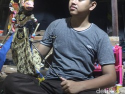 Kisah Ilham, Remaja Pangandaran yang Jatuh Cinta ke Wayang