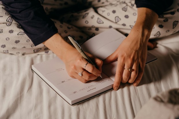 Menulis jurnal sebelum tidur bisa membantu mengurangi pikiran aktif dengan memindahkan isi kepala ke atas kertas sehingga otak terasa lebih lega dan rileks.