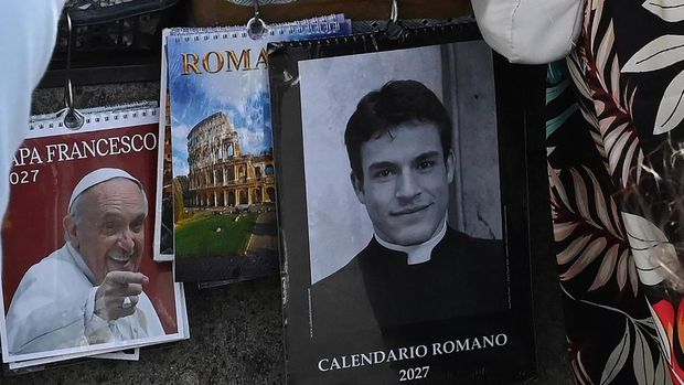 Kalender Pendeta Seksi Jadi Suvenir Khas Roma Sebuah kalender bergambar pastor telah jadi suvenir ikonik khas Roma, Italia selama dua dekade terakhir.
