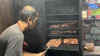 Smoky Nagih! Kuliner Daging Diasap 10 Jam di Kalimalang Ini Lagi Viral