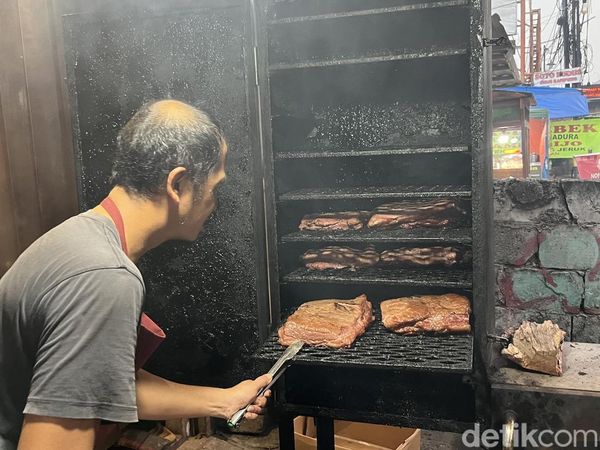 Smoky Nagih! Kuliner Daging Diasap 10 Jam di Kalimalang Ini Lagi Viral
