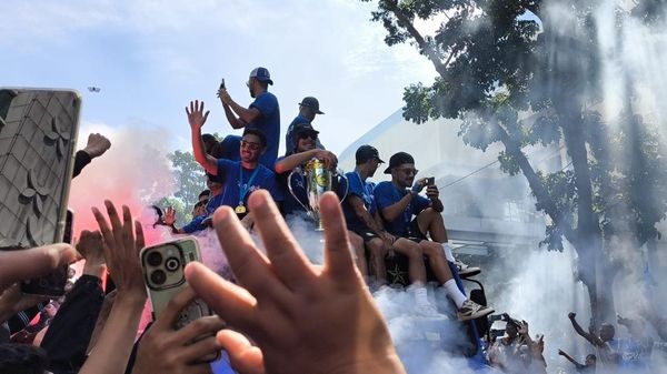 Penampakan Arak-arakan Persib di Tengah Lautan Bobotoh