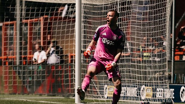 Maarten Paes Gagalkan Penalti Maarten Paes berekspresi setelah menggagalkan penalti pemain Utrecht dalam laga playoff perebutan tiket Conference League.