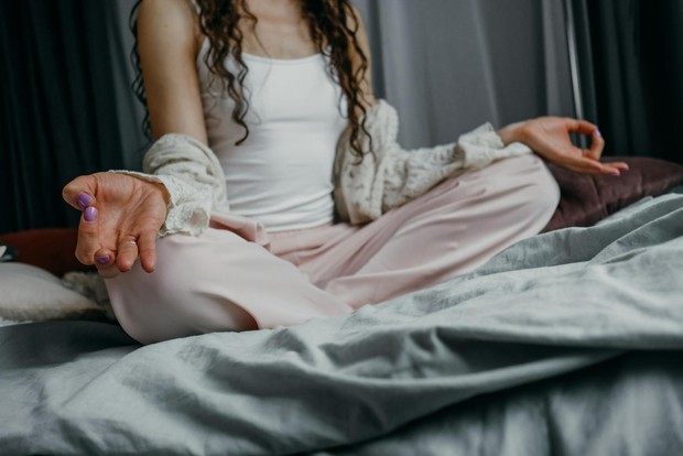 Meditasi membantu mengurangi pikiran aktif dengan melatih fokus dan membuat otak tidak terus-menerus memikirkan banyak hal sekaligus.