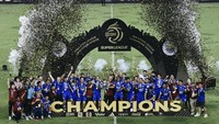 Ekspresi Pemain Persib Saat Angkat Trofi Super League 2025/2026