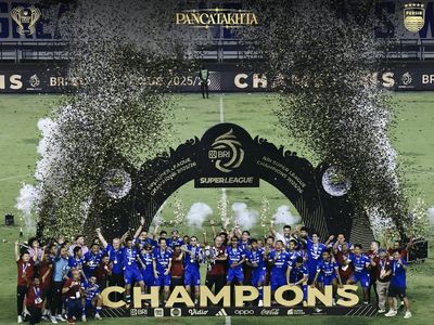 Ekspresi Pemain Persib Saat Angkat Trofi Super League 2025/2026