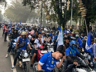 Gedung Sate Membiru Jelang Konvoi Juara Persib Bandung