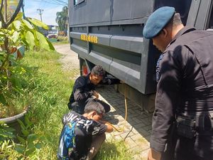 Blackout di Sumut, Brimob Turun Jaga Keamanan hingga Bantu Truk Mogok