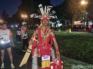 Antusias Pelari Berkostum Dayak Ikut Jogja Run D-City, Dari Pasuruan Naik Motor