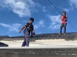 Video: Damkar Evakuasi Pemuda Tak Bisa Turun dari Atap Rumah di Parepare