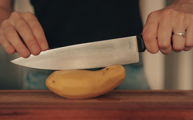 Pisau tumpul membutuhkan tenaga lebih besar saat memotong/Foto: Pexels.com/Guillermo Berlin Pisau tumpul membuat tangan bekerja lebih keras saat memasak. Semakin besar tenaga yang digunakan, semakin tinggi pula risiko cedera.