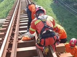 Pria di Pasuruan Tewas Tertabrak KA Dhoho, Tubuh Tersangkut Jembatan