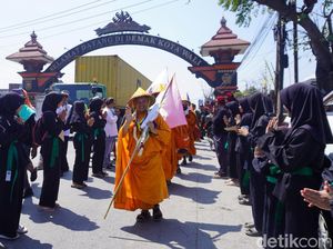 Biksu Thudong dari Jepara Disambut Puluhan Pendekar Saat Tiba di Semarang