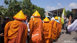 Cerita Biksu Thudong Berjuang Lawan Teriknya Pantura Semarang: Luar Biasa