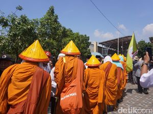 Cerita Biksu Thudong Berjuang Lawan Teriknya Pantura Semarang: Luar Biasa