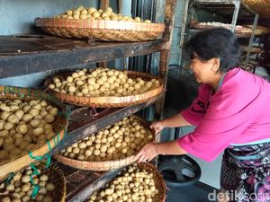 Tahu Bulat di Magelang Menyusut Imbas Harga Kedelai-Minyak Naik