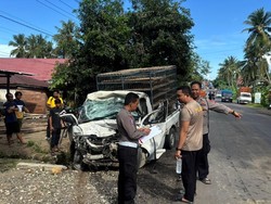 Tabrakan Beruntun 3 Mobil di Jalan Poros Bone-Wajo, 1 Sopir Terjepit
