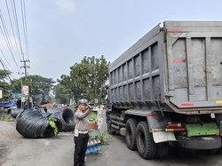 Gulungan Kawat Besar-besar Jatuh dari Trailer di Jalan Krian-Mojokerto