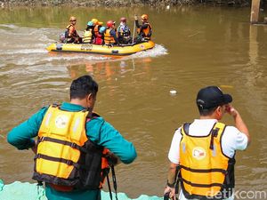 Serunya Susur Sungai Ciliwung dan Flying Fox di Tengah Jakarta