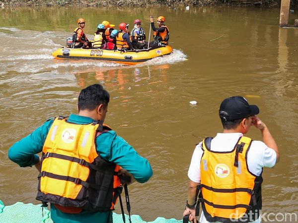 Serunya Susur Sungai Ciliwung dan Flying Fox di Tengah Jakarta