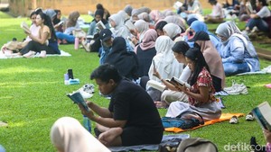 Silent Reading Jadi Tren Baru Menikmati Buku di Ruang Publik Jakarta