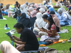Silent Reading Jadi Tren Baru Menikmati Buku di Ruang Publik Jakarta