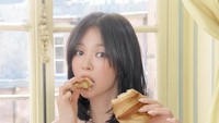 7 Foto 'Dibuang Sayang' Song Hye Kyo di Pemotretan, Pose Playful & Ekspresif