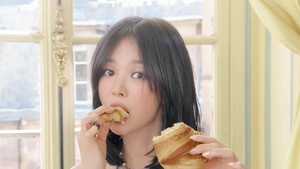 7 Foto Dibuang Sayang Song Hye Kyo di Pemotretan, Pose Playful & Ekspresif