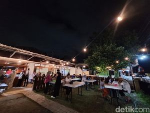 Viral Nasi Bejek di Mataram, Warga Rela Antre Sebelum Lapak Buka