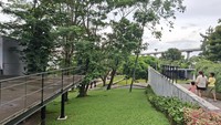 Taman Apung Jadi Oase Hijau Warga Jakarta Timur untuk Bersantai