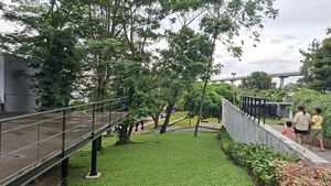 Taman Apung Jadi Oase Hijau Warga Jakarta Timur untuk Bersantai