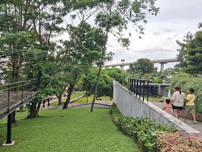 Taman Apung Jadi Oase Hijau Warga Jakarta Timur untuk Bersantai