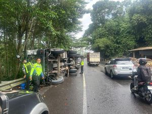 Truk Terguling di Jalur Ambarawa-Secang Temanggung