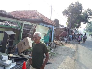 Sopir Ngantuk, Truk Muat Genteng Tabrak 2 Rumah-1 Warkop di Sidoarjo