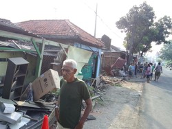 Sopir Ngantuk, Truk Muat Genteng Tabrak 2 Rumah-1 Warkop di Sidoarjo