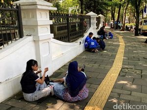 Tak Ikut Konvoi Persib, Imas Pilih Botram di Trotoar Gedung Sate