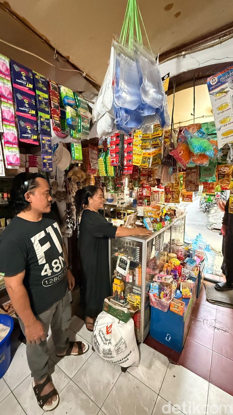 Warung madura milik Sutarna dan Suharni di Palmerah, Jakarta Barat.