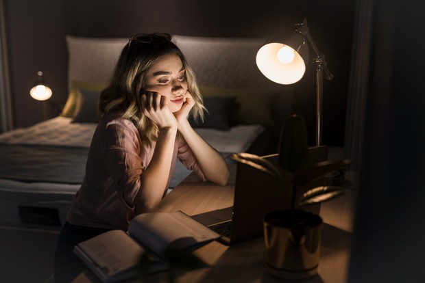 Menentukan waktu khusus untuk memikirkan kekhawatiran dapat membantu mengurangi pikiran aktif yang biasanya muncul saat mau tidur.