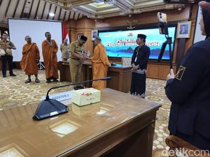 Gus Yasin Sambut Hangat 16 Biksu Thudong di Kantor Gubernur Jateng