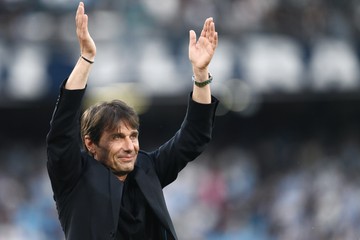Conte Tinggalkan Napoli, Tepis Rumor Latih Timnas Italia