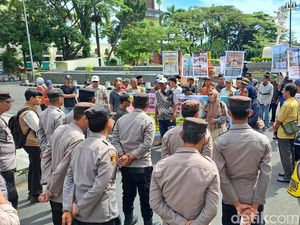 Warga Ambulu Demo di Kantor Bupati Cirebon, Tuntut Solusi Atasi Banjir Rob